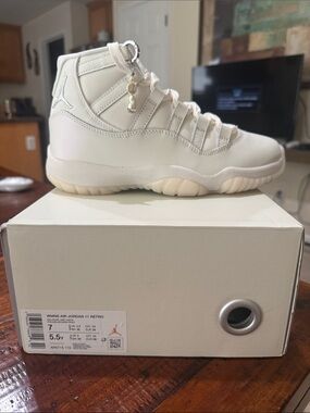 Air Jordan 11 Retro                           Sail/Pearl Grey-White